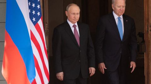 Joe Biden manifiesta a Vladimir Putin preocupación por situación con Ucrania.