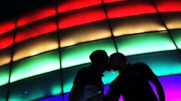 Acusan a Six Flags México de homofobia por censura a dos hombres que se besaban