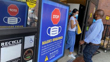 People shop at a grocery store enforcing the wearing of masks in Los Angeles on July 23, 2021. - With the Delta variant pushing US Covid cases back up, fully vaccinated people are wondering whether they need to start masking indoors again. Covid vaccines remain extremely effective against the worst outcomes of the disease -- hospitalization and death -- and breakthrough infections remain uncommon. (Photo by Chris Delmas / AFP) (Photo by CHRIS DELMAS/AFP via Getty Images)
