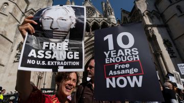 Manifestantes a favor de la libertad de Julian Assange.
