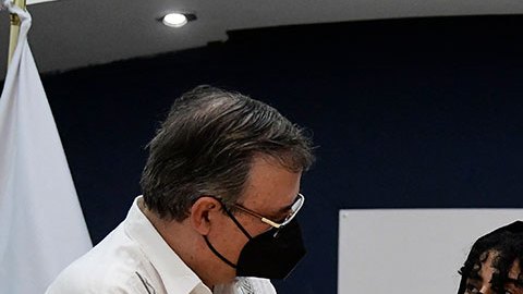 Marcelo Ebrard recibe a grupo de mujeres afganas que solicitaron asilo en México.