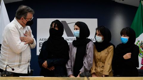 Marcelo Ebrard recibe a grupo de mujeres afganas que solicitaron asilo en México.
