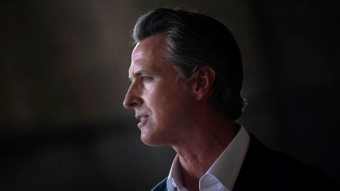 Gavin Newsom anunciara nueva medida de vacunación para trabajadores de salud.