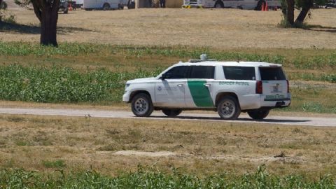 Los agentes de la Patrulla Fronteriza durante una revisión de rutina.