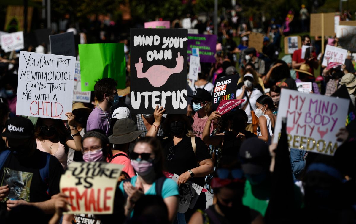 Marcha de mujeres por el derecho al aborto en Los Ángeles el 2 de octubre de 2021.