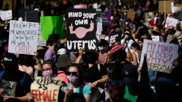Marcha de mujeres por el derecho al aborto en Los Ángeles el 2 de octubre de 2021.
