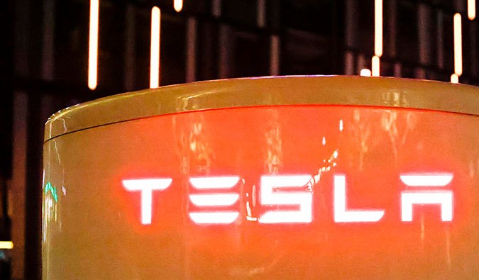 Tesla llamará a revisión a más de 475 mil vehículos en EE.UU. por presentar dos defectos