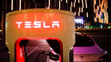 Tesla llamará a revisión a más de 475 mil vehículos en EE.UU. por presentar dos defectos