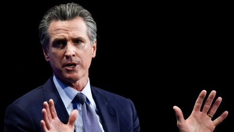 Newsom dijo que no hay motivos para alarmarse por el caso con la variante ómicron.