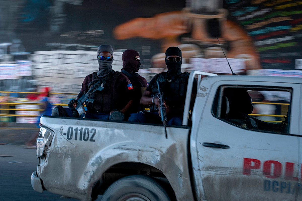 Policía en Haití recorre las calles ante la ola de secuestros en el país.