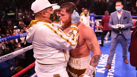 Canelo Álvarez y Eddy Reynoso