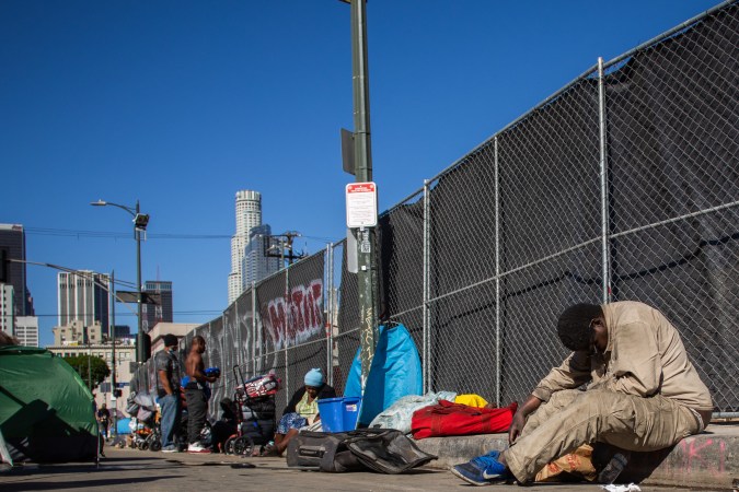 Skid Row, en el centro de Los Ángeles, es el área de mayor concentración de gente en situación de calle de la ciudad.