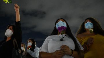 Mujeres participan en movilización para deplorar la violencia en El Salvador.