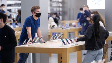 Apple pedirá sus clientes a usar mascarilla en sus tiendas de todo el país-GettyImages-1236819198.jpg