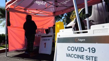 La vacunación es la mejor arma contra la nueva variante de COVID-19. (Getty Images)