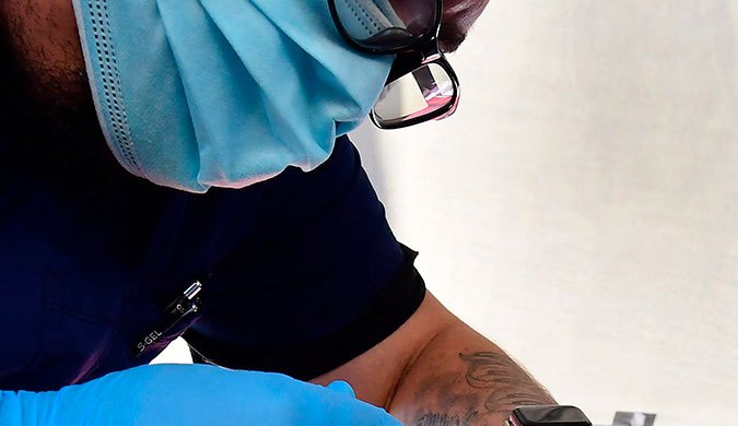 OMS pide acelerar la vacunación contra la COVID-19 ante la variante Ómicron.