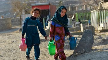 Dos pequeñitas afganas en Kabul.