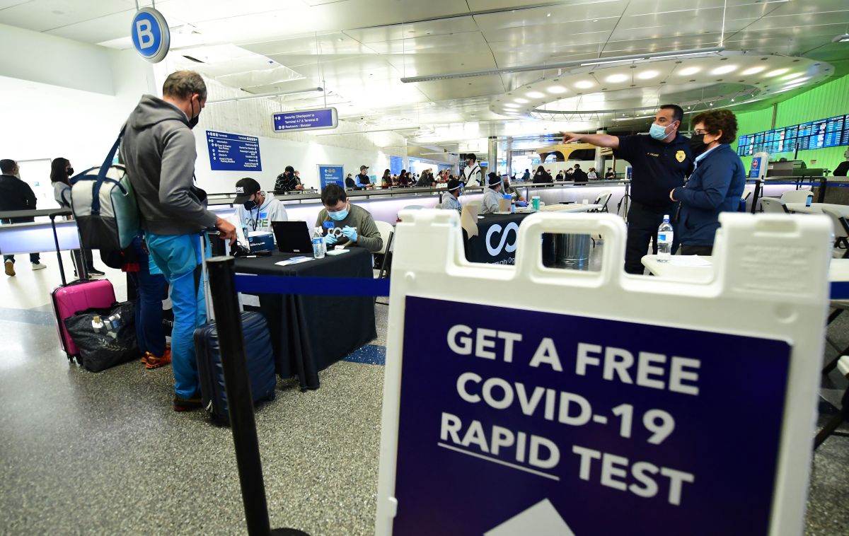 Desde el viernes, el Aeropuerto Internacional de Los Ángeles ofrece pruebas rápidas COVID-19 gratuitas a pasajeros que llegan al país.