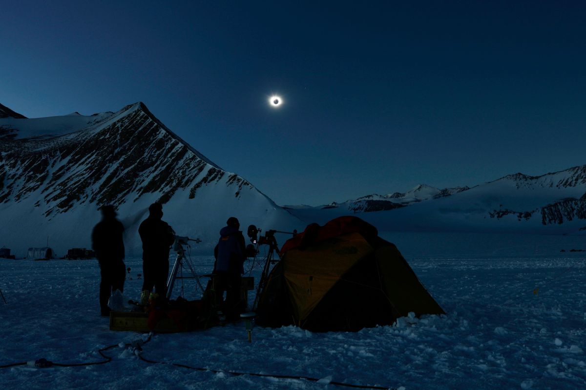 Científicos chilenos y de EE.UU. miran el eclipse solar desde el glaciar Unión en la Antártida.