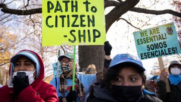 Activistas exigen un camino a la ciudadanía para indocumentados.