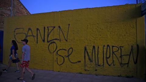 Mural amenazante en las instalaciones del club paraguayo Luqueño.