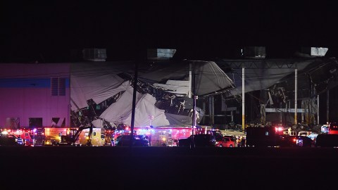 Destrucción en almacén de Amazon por tornados en Illinois.
