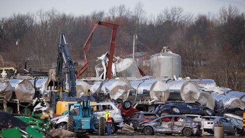 Portavoz de fábrica de velas de Kentucky dice que son 8 los muertos tras el paso de tornados