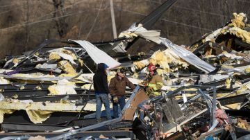 Tras tornado, trabajadores demandan a fábrica de velas en Kentucky por “indiferencia flagrante”