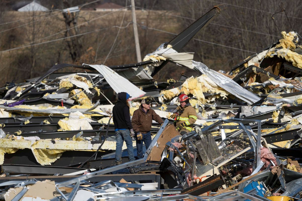 Tras tornado, trabajadores demandan a fábrica de velas en Kentucky por