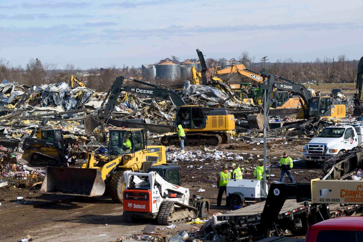 Empleados afirman que amenazaron con despedirlos si se iban a casa antes de tornado en Kentucky - La Opinión