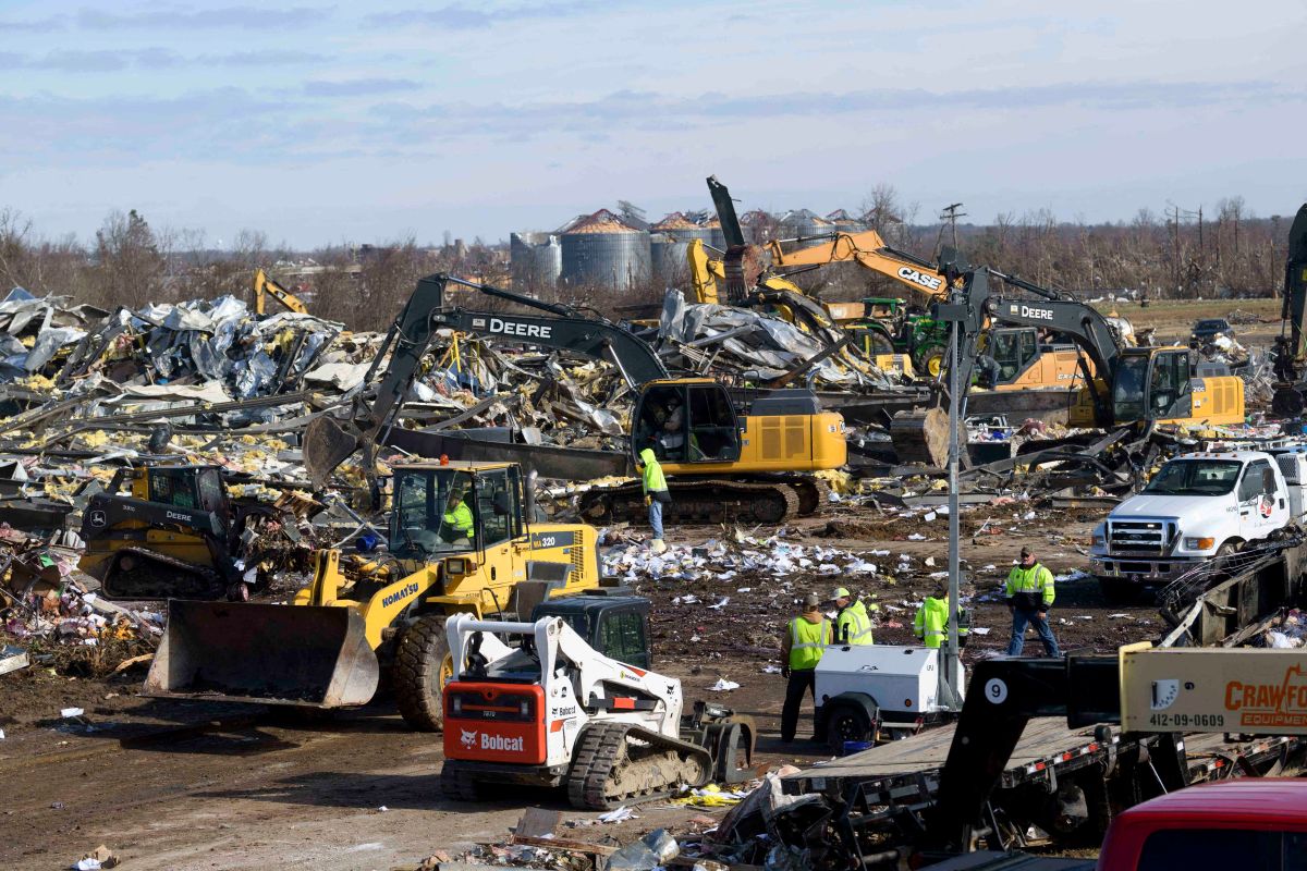 Empleados afirman que amenazaron con despedirlos si se iban a casa antes de  tornado en Kentucky - La Opinión