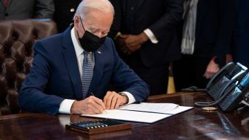 “Vamos a hacer que el gobierno funcione con mayor eficacia”, expresó el presidente Joe Biden al firmar una orden ejecutiva para facilitar varios trámites en el país.