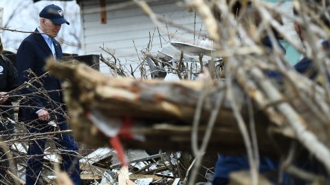 Biden recorre zona de tornados en Kentucky