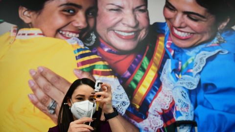 La enfermera Eloísa Flores prepara una dosis de vacuna del COVID-19 en una clínica de Los Ángeles.