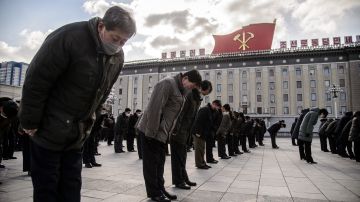 Gente en Corea del Norte mostrando sus respetos por el décimo aniversario de ascensión a comandante supremo del Ejército de Kim Jong Un.