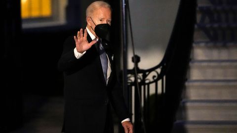 Joe Biden da negativo por COVID-19 tras viaje con funcionario que resultó infectado