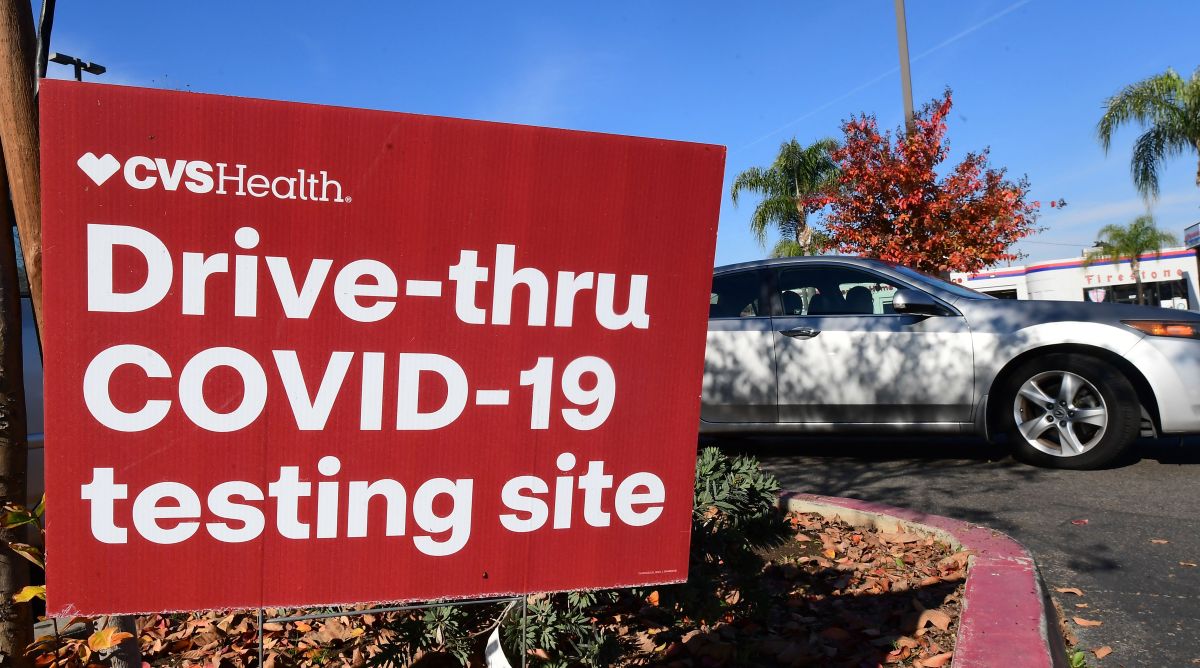 Cada vez más residentes de Los Ángeles acuden a practicarse pruebas de COVID-19.