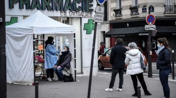 Francia bate récord de contagios diarios de COVID-19, suma casi 180,000 casos
