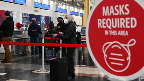 Continúan las peleas en aeropuertos y vuelos, por el uso de la máscara.