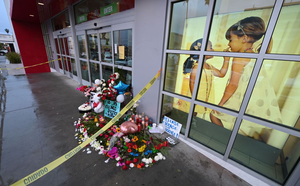 La comunidad colocó flores, globos y veladoras en el exterior de la tienda donde murió Valentina Orellana-Peralta.