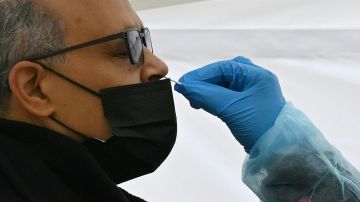 Un hombre se realiza una prueba de covid-19 en Washington DC.