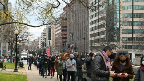 Estados Unidos alcanza récord mundial con casi 500,000 casos de COVID-19 en un solo día