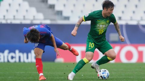 Zhang Xizhe del Beijing FC en un partido contra el Tokio FC de la Súperliga China