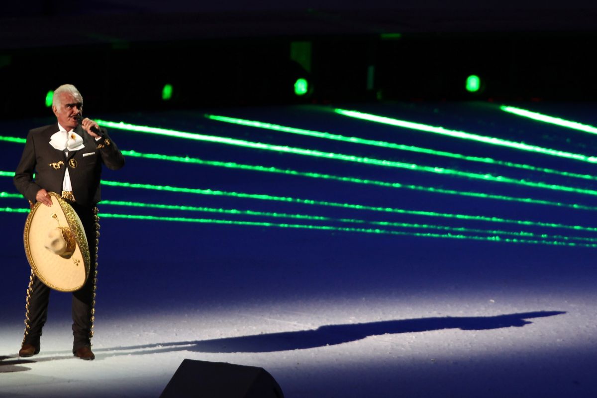 Vicente Fernández en la ceremonia de apertura de los Juegos Panamericanos 2011.