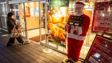 Familias de Japón regalan pollo frito de KFC en Navidad-GettyImages-1292728652.jpeg