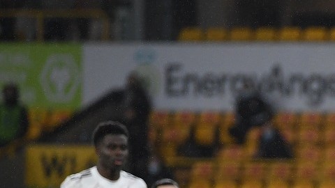 Rubén Neves cobra un penal a favor de los Wolves frente al Arsenal.