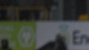 Rubén Neves cobra un penal a favor de los Wolves frente al Arsenal.