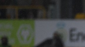 Rubén Neves cobra un penal a favor de los Wolves frente al Arsenal.