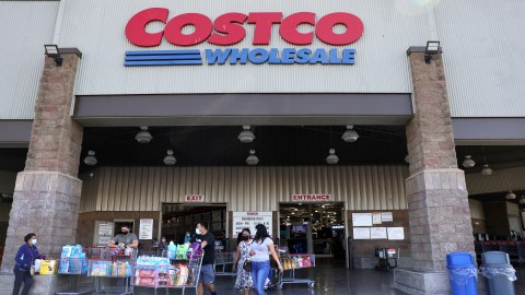 Empleada de Costco se vuelve viral al anunciar su salario y su ocupación en la tienda.