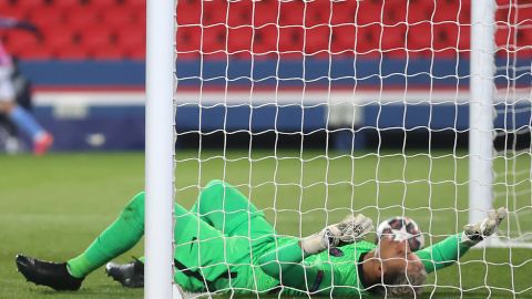 Keylor Navas la ha tenido difícil con el PSG.